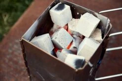 McBrikett KOKOKO CUBES 10kg -Angebote BBQ Grill Besteck Store McBrikett kokokocubes mood 02