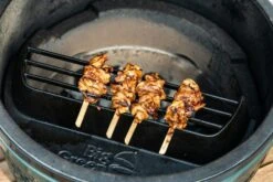 Big Green Egg Satay Grill -Angebote BBQ Grill Besteck Store Webversion Chicken sate BigGreenEgg 2019M04 9