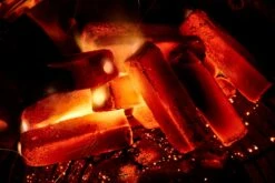 McBrikett KOKOKO LONG 10kg -Angebote BBQ Grill Besteck Store mcbrikett kokoko long mood 02 1